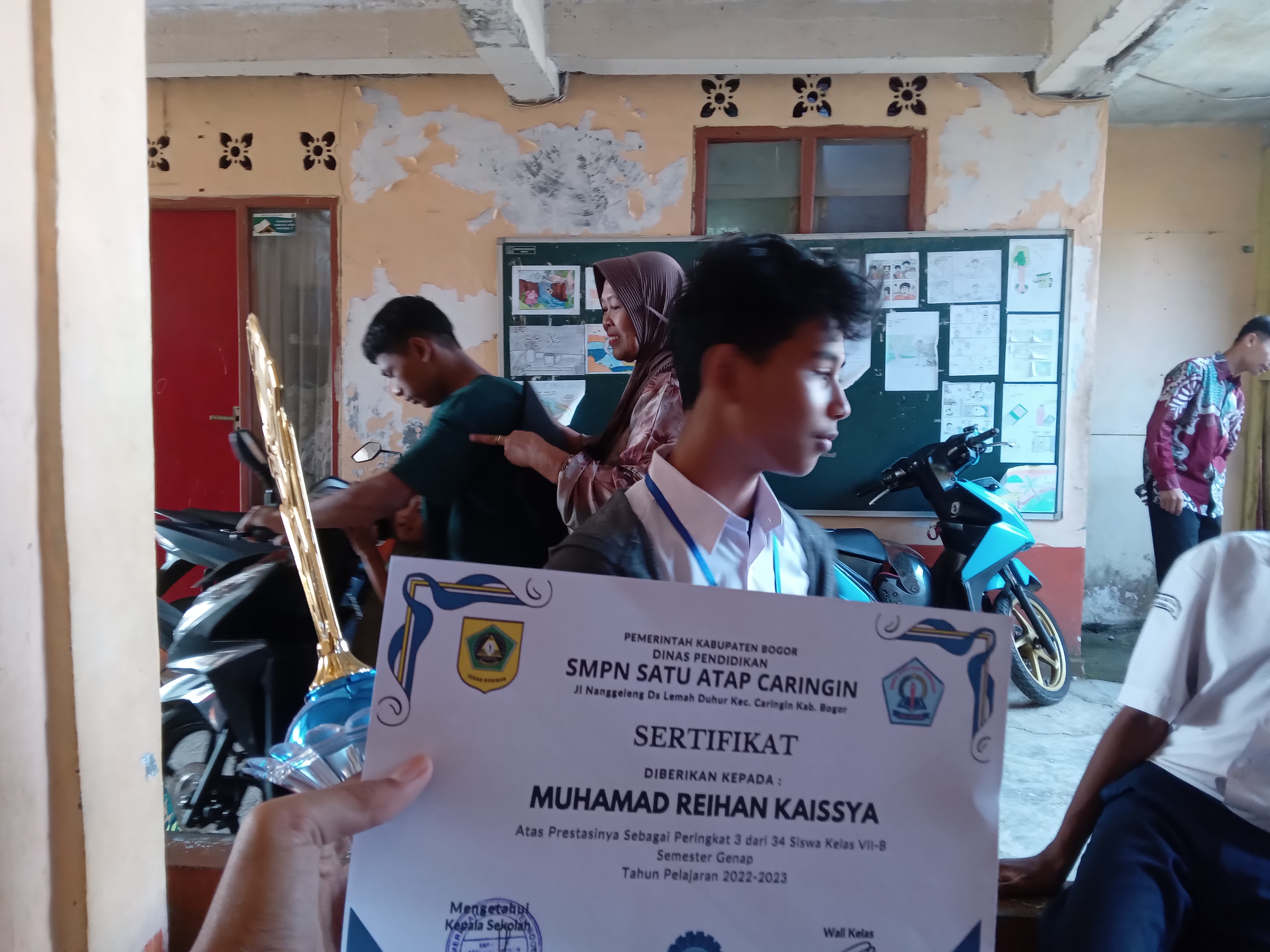 Juara 3 Kelas 7B - SMPN 1 Atap Caringin